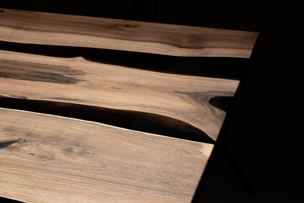 桌子被环氧树脂和清漆覆盖。豪华优质木材加工。深色背景的木桌。商业计划书概念。图片下载