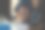 医生在3d人体模型中展示内脏器官。穿着实验室大褂，戴着听诊器的女人坐在桌边，拿着笔记本电脑谈论人体解剖学。卫生保健和医学教育理念。照片图片下载