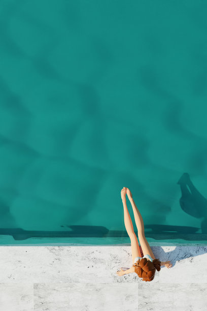 穿着比基尼的年轻女孩在游泳池边晒日光浴。夏季泳池派对。3 d渲染。俯视图图片下载