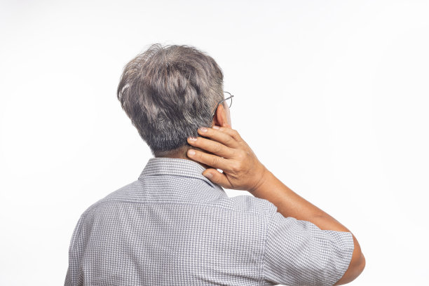 老年男子颈部疼痛是因为颈椎病。图片下载