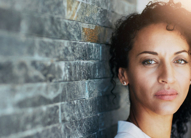 女性，化妆和肖像在砖墙上为美容，化妆品或美学为健康。非洲妇女，背景和皮肤护理与眼线在纽约的商业，企业事业图片下载