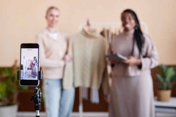 电话里有两个女人在给时尚建议图片下载