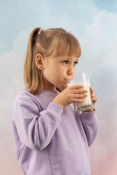 金发女孩在睡觉前手里拿着杯子喝牛奶图片下载