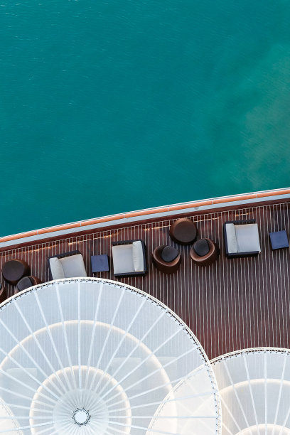 帆船的海和水的俯视图。邮轮上的休息室长廊甲板，垂直照片图片下载