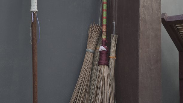 竹扫帚有许多不同的大小和颜色，图片下载