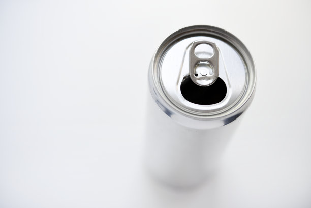 白色背景上的银锡罐。一个果汁罐。铝容器。图片下载