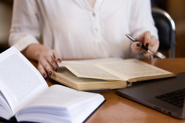 教育观念，图书馆女学生，文学图片下载