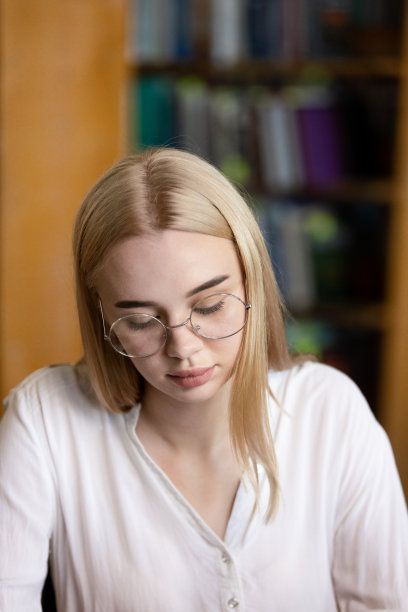 教育观念，图书馆女学生，文学图片下载