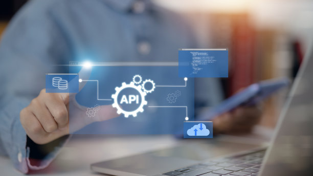 API概念。女性与虚拟屏幕API图标交互，这是一个重要的软件开发工具图片下载