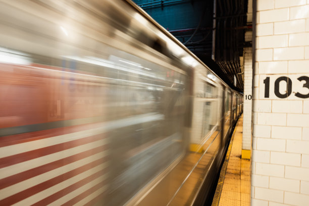 移动的火车- 103地铁站在曼哈顿，纽约地铁，美国-股票图片图片下载