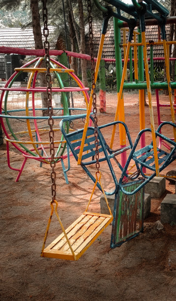 沙滩上闲置的儿童游乐设施图片下载