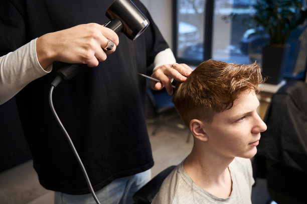 年轻男性在当代理发店的照片图片下载