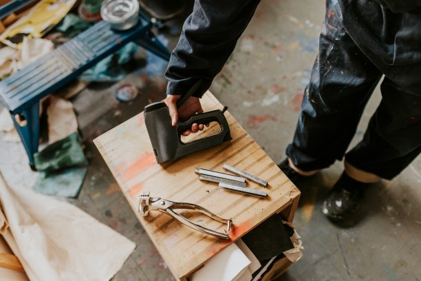 手拿订书机枪图片下载