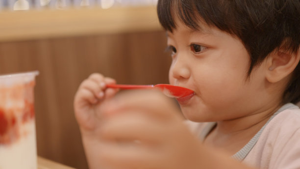 快乐的亚洲男孩喜欢吃冰淇淋。图片下载