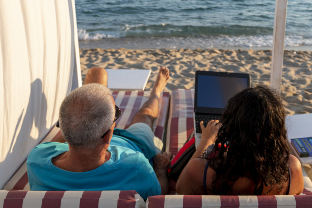 一对夫妇躺在一张沙发床上。商务和暑假。商务和暑假。图片下载