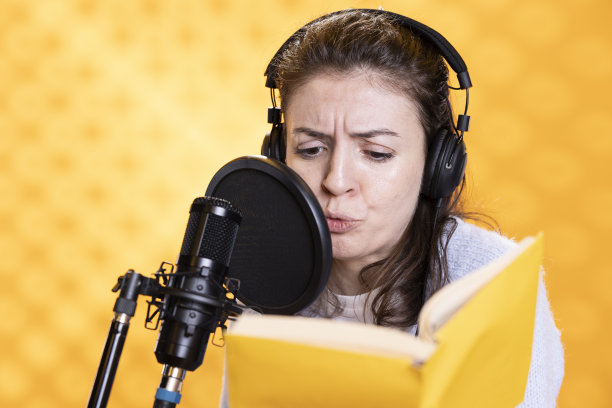 配音演员读书，录音，怒视戏剧效果图片下载