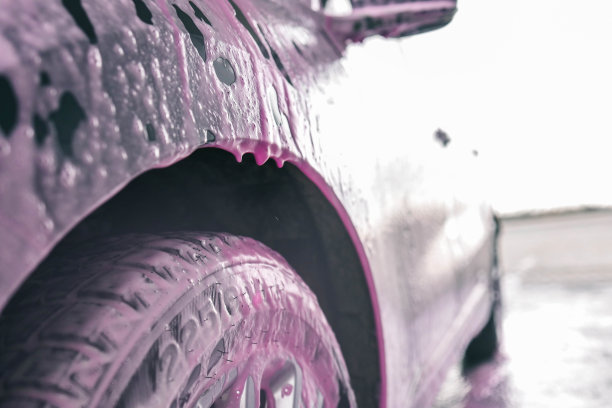 用粉色泡沫洗车，广告图片下载