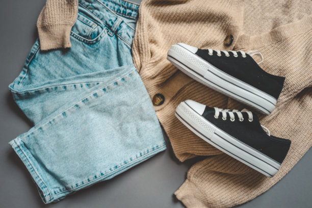 时尚的衣服适合散步，平坦的躺着图片下载