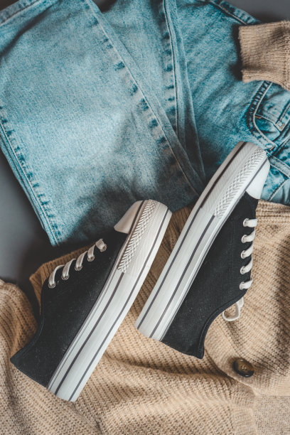 时尚的衣服适合散步，平坦的躺着图片下载