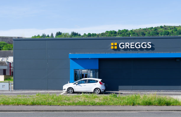 格里格斯开车经过，开了一家面包店，提供外卖食品图片下载