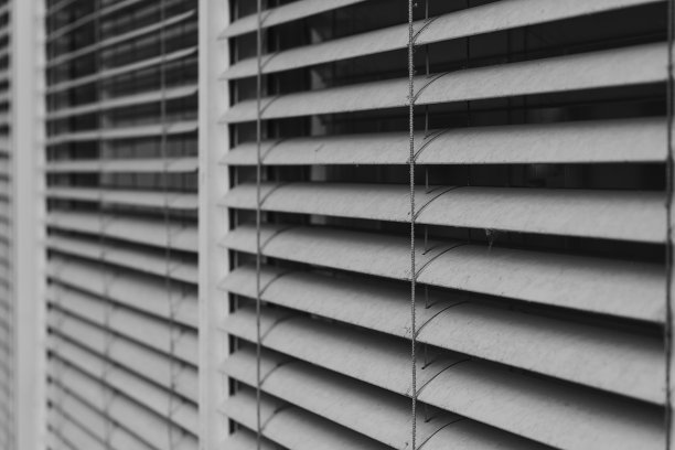 图片是一扇带有白色百叶窗的窗户的特写图片下载