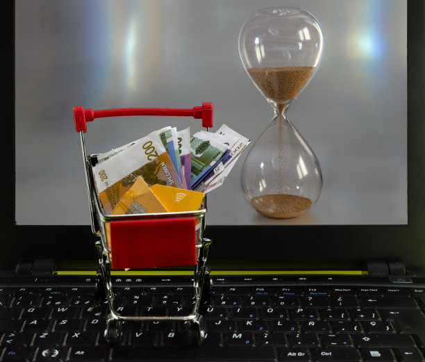 基于时间的紧迫性概念。销售市场。时钟，购物车和钱。图片下载