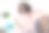照片可爱可爱的好心情女孩准备活动选择衣服公寓室内图片下载