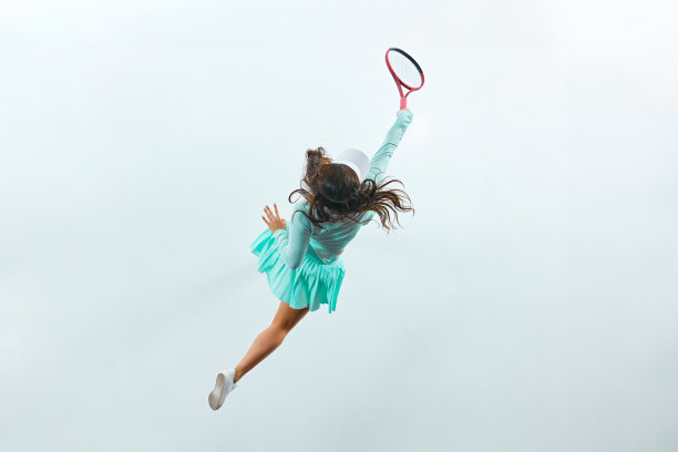 羽毛球运动员在行动对白色工作室背景的动态照片。鸟瞰图。图片下载