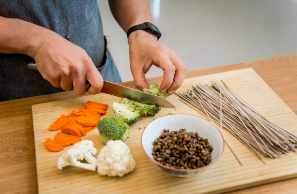 厨师在厨房准备日本荞麦面食与扁豆图片下载