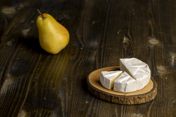 融化的奶酪和白色的霉菌在桌子上图片下载