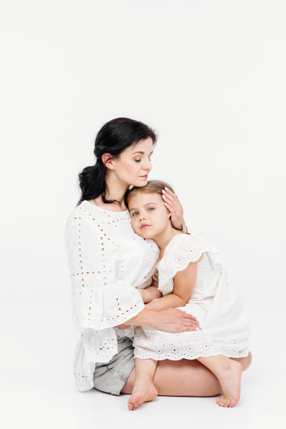 母女之间的家庭关系。感性的母亲和她的小女儿在灯光工作室背景。温情时刻，家人支持。图片下载