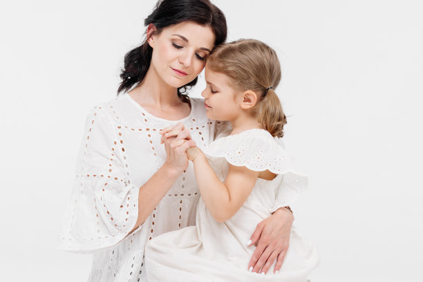 母女之间温柔的触摸和敏感时刻的特写。图片下载