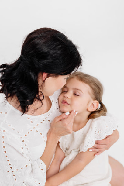 母女之间温柔的触摸和敏感时刻的特写。图片下载