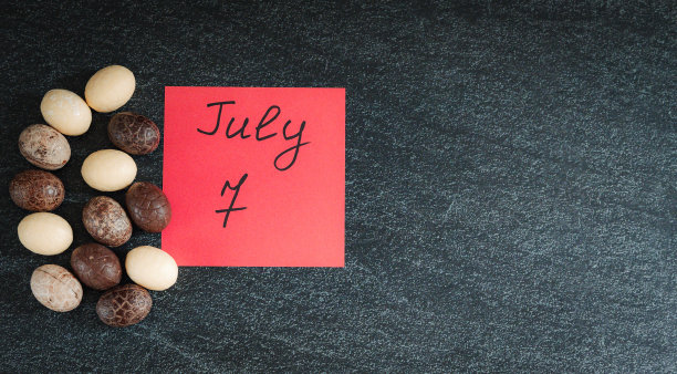 巧克力蛋和一张纸条躺在一块黑色的石头上。图片下载