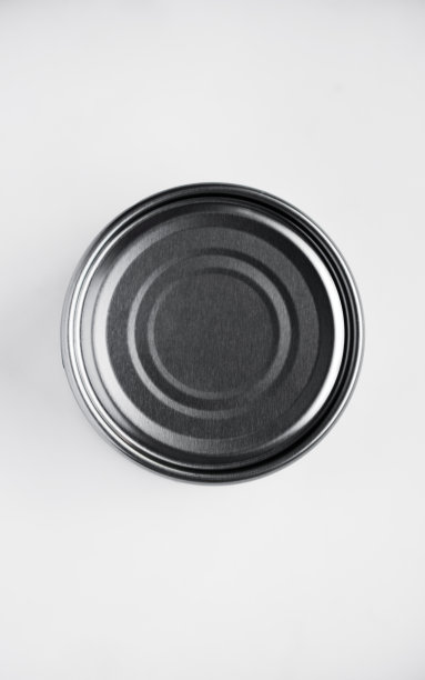 白色背景上的锡罐。一个锡罐。图片下载