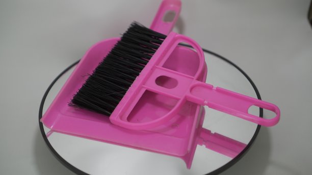 一组粉红色的塑料小扫帚，便于携带并能有效地到达小裂缝。图片下载