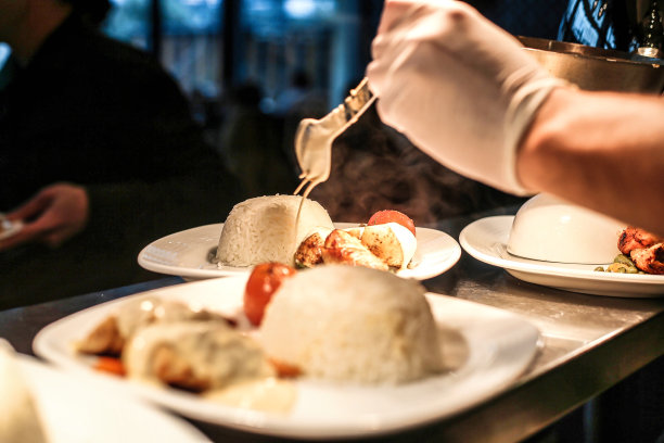 把酱汁倒在盘子里的人图片下载