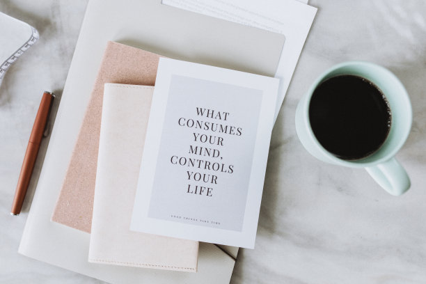 咖啡杯旁的笔记本图片下载