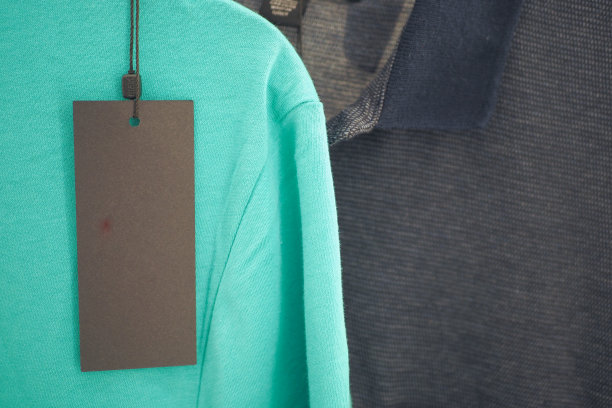 衬衫上空白的价格标签图片下载