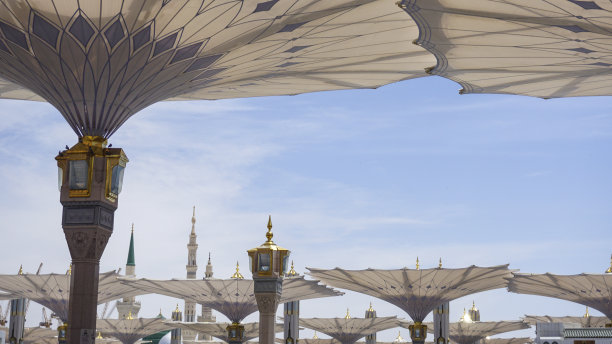 沙特阿拉伯麦地那-2024年3月3日，先知穆罕默德的纳巴维清真寺图片下载