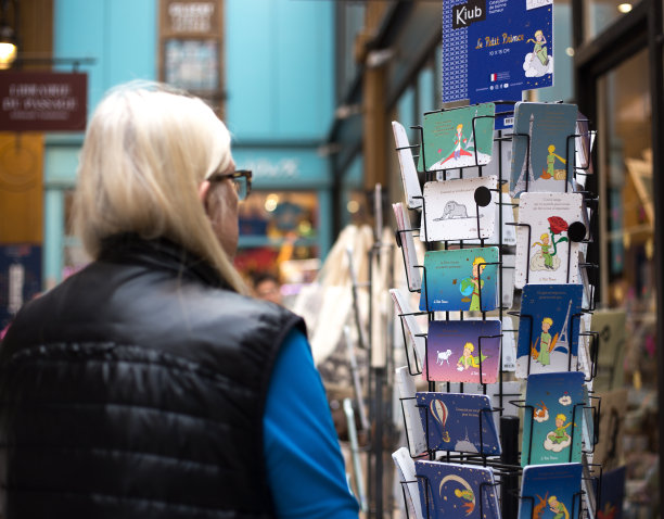 法国巴黎:游客在看“小王子”明信片图片下载