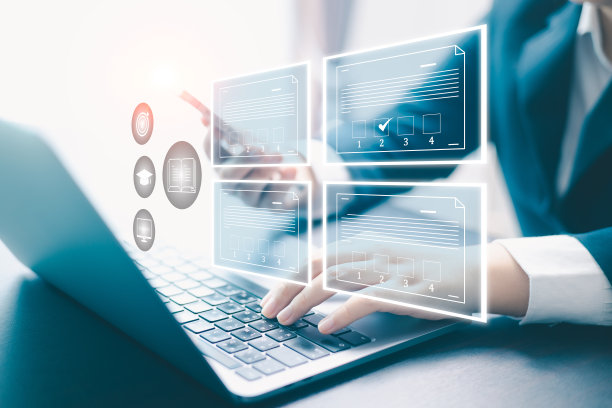 在线答题。学生利用计算机学习备考，利用在线教育和现代技术，在网络空间的数字领域，从学校的屏幕上有效地准备图片下载