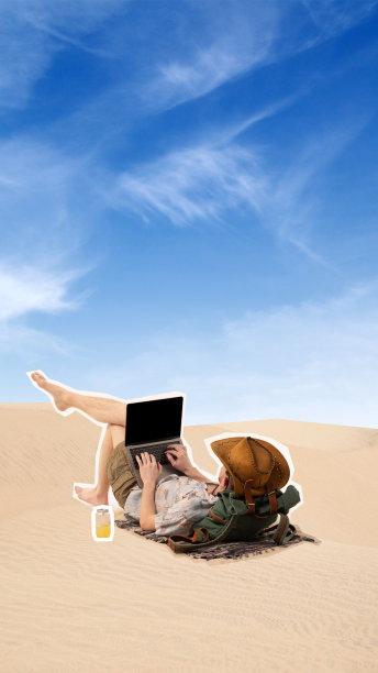 当代艺术拼贴。戴着帽子的男子斜倚在沙丘上，在笔记本电脑上打字，旁边放着饮料。适用于任何地方。抽象的艺术作品。图片下载