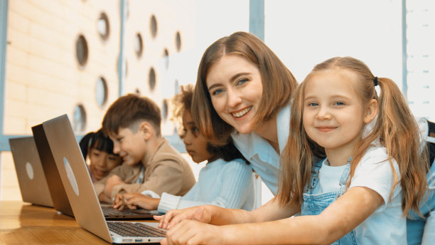 学生用笔记本电脑写代码，老师讲解程序。博学。图片下载