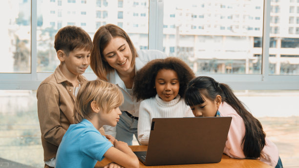 可爱的女孩编程系统，而周围的老师和朋友。博学。图片下载