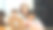 非洲女孩玩笔记本电脑与多元文化的朋友学习提示。博学。图片下载