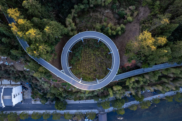 公园内环形水泥路鸟瞰图图片下载