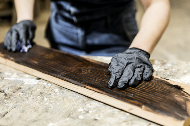 女木匠给木材涂漆图片下载