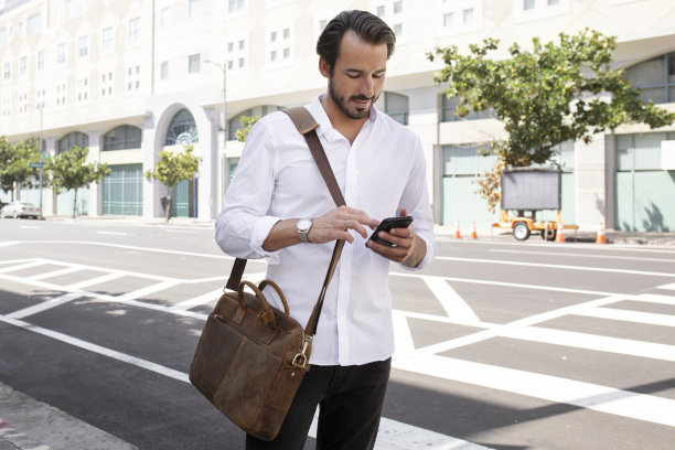 穿着白衬衫的休闲商人在去工作的路上拍摄户外照片图片下载