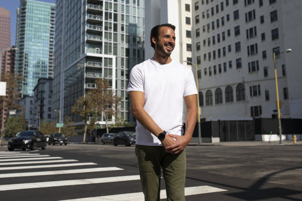 穿便装的男子过马路的户外照片图片下载